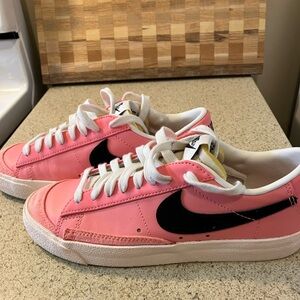 Pink and Black Sneakers Nike Women’s size 6.5 NWOT